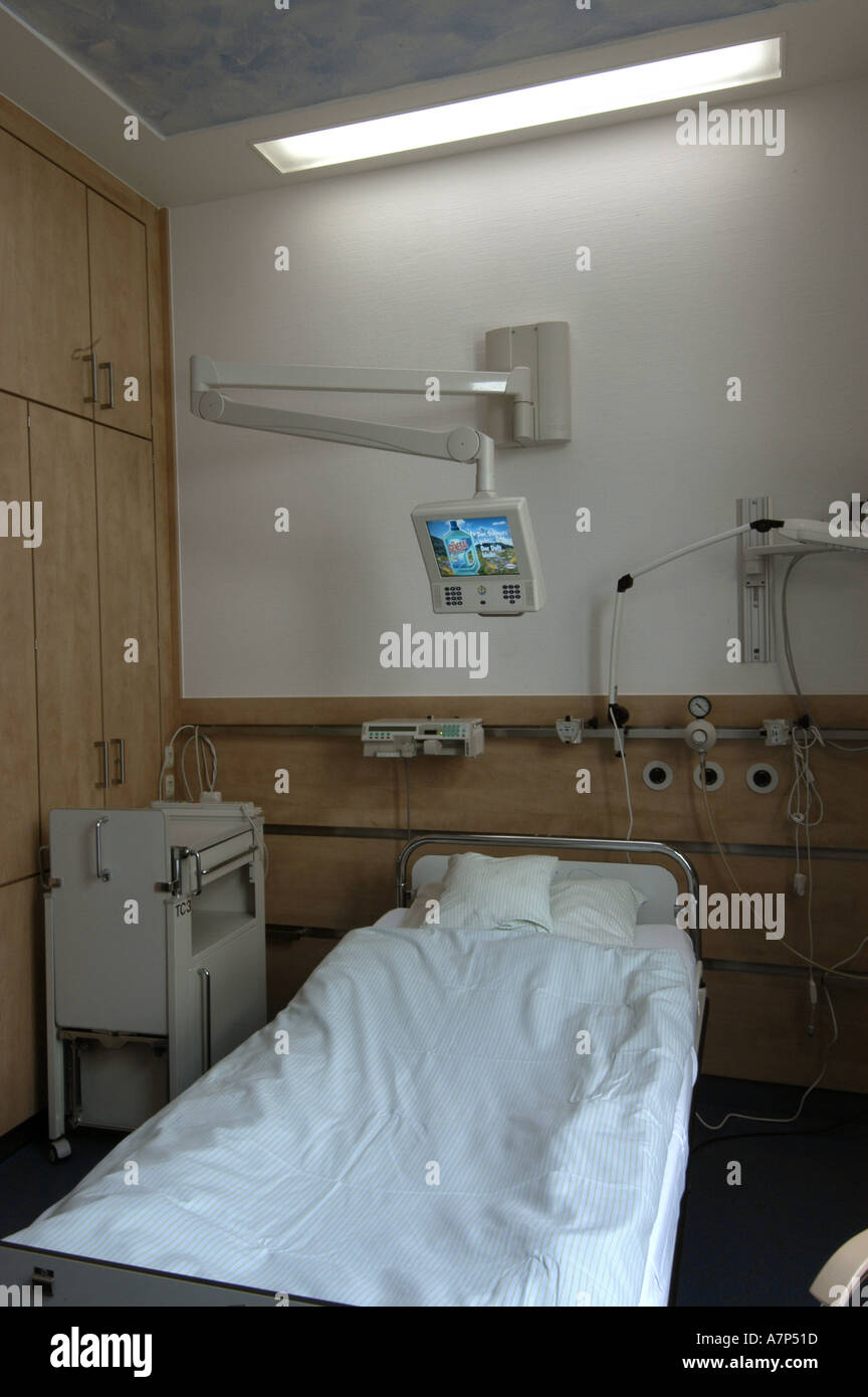 DEU Deutschland Westdeutsches Herzzentrum Essen Klinik fuer Thorax und Kardiovaskulare Chirurgie Klinik fuer Kardiologie Patientenzimmer DEU Germania Ovest Centro cardiaco Essen clinica per pazienti cardiologici WICHTIG Fotos duerfen nicht fuer Werbung PR anderer Kliniken Krankenhaeuser eingesetzt werden Foto Stock