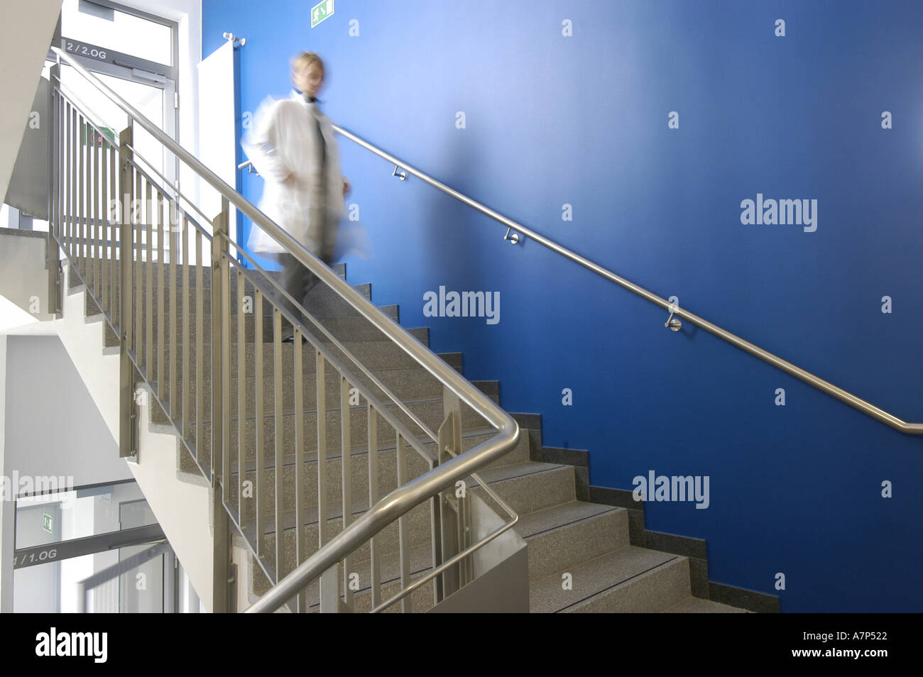 DEU Deutschland Westdeutsches Herzzentrum Essen Klinik fuer Thorax und Kardiovaskulare Chirurgie Klinik fuer Kardiologie Treppenhaus DEU Germania Ovest Centro cardiaco Essen clinica per scala cardiologica WICHTIG Fotos duerfen nicht fuer Werbung PR anderer Kliniken Krankenhaeuser eingesetzt werden Foto Stock