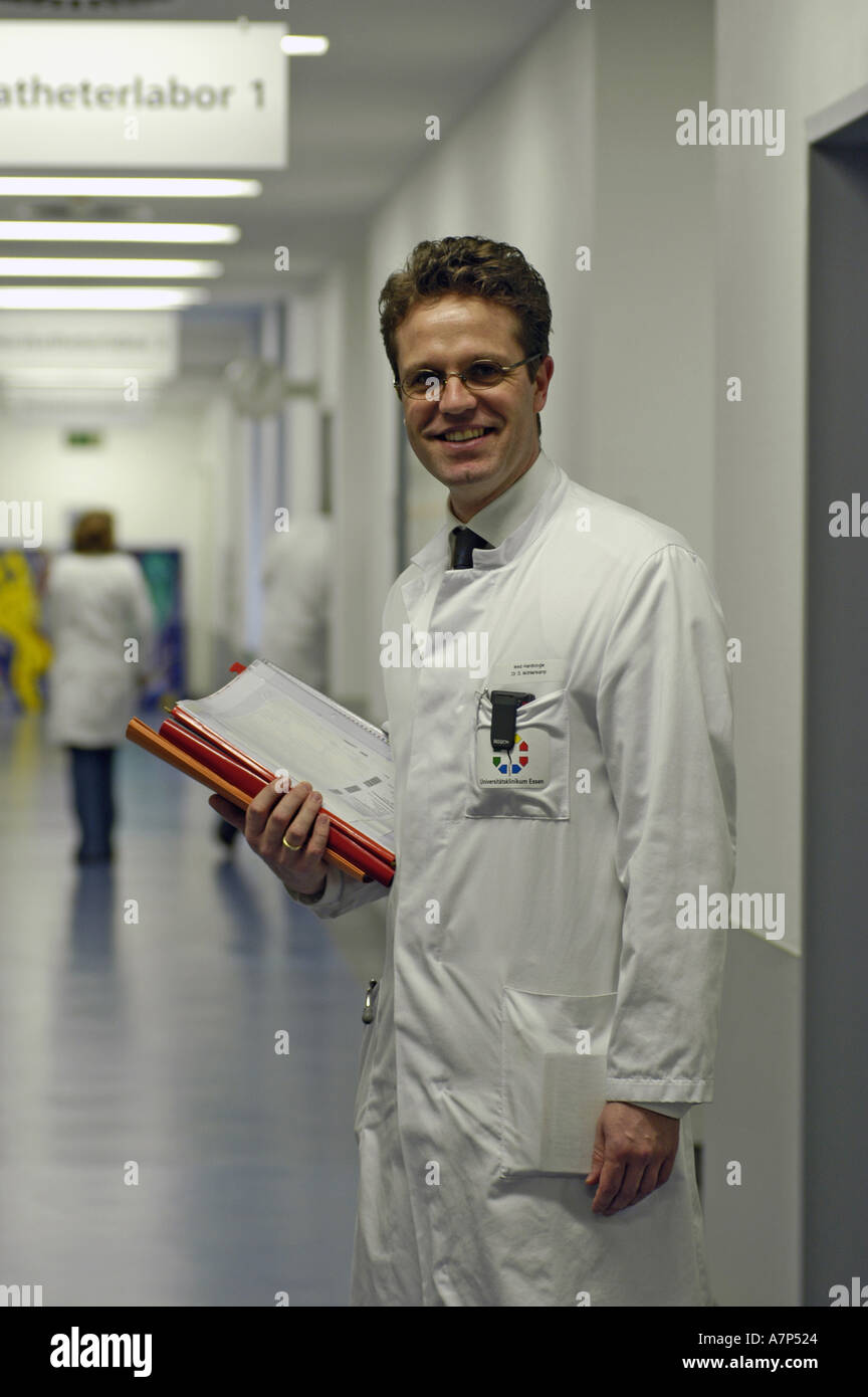 DEU Deutschland Westdeutsches Herzzentrum Essen Klinik fuer Thorax und Kardiovaskulare Chirurgie Klinik fuer Kardiologie Flur DEU Germania Ovest Centro cardiaco Essen clinica per il corridoio di cardiologia WICHTIG Fotos duerfen nicht fuer Werbung PR anderer Kliniken Krankenhaeuser eingesetzt werden Foto Stock