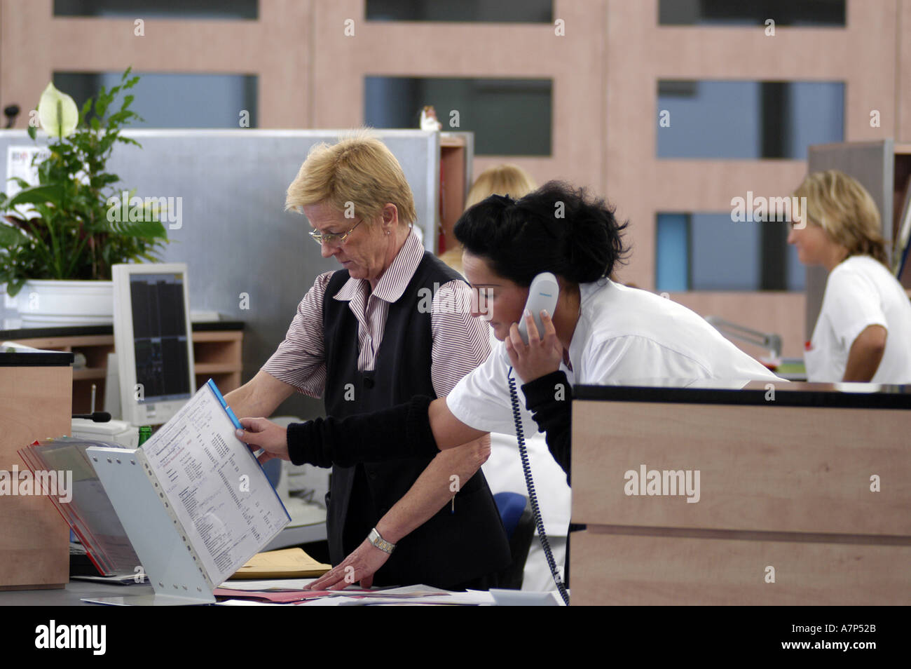 DEU Deutschland Westdeutsches Herzzentrum Essen Klinik fuer Thorax und Kardiovaskulare Chirurgie Klinik fuer Kardiologie Empfang Patienten Aufnahme DEU Germania Ovest Centro cuore Essen clinica per cardiologia WICHTIG Fotos duerfen nicht fuer Werbung PR anderer Kliniken Krankenhaeuser eingesetzt werden Foto Stock