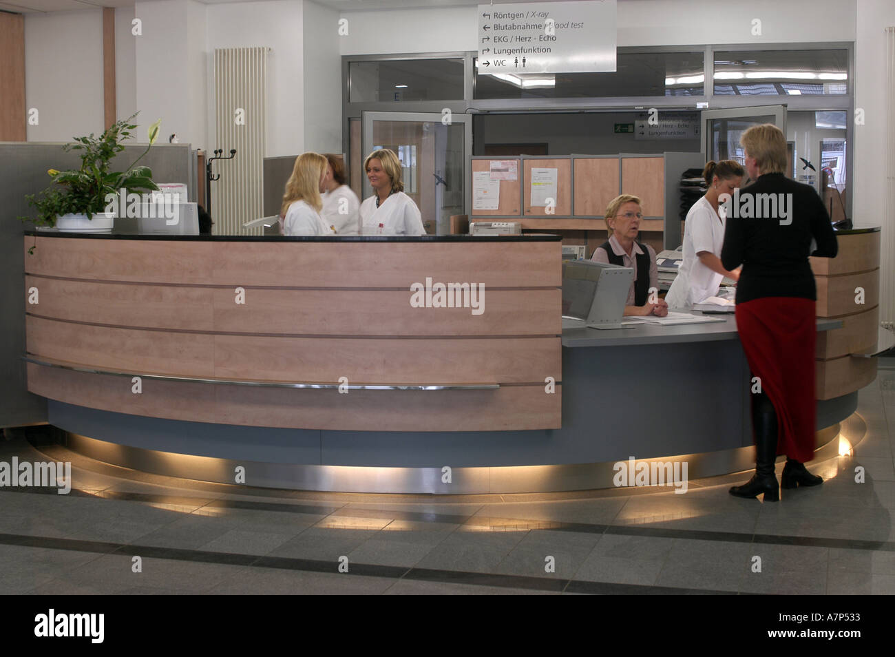 DEU Deutschland Westdeutsches Herzzentrum Essen Klinik fuer Thorax und Kardiovaskulare Chirurgie Klinik fuer Kardiologie Empfang Patienten Aufnahme DEU Germania Ovest Centro cuore Essen clinica per cardiologia WICHTIG Fotos duerfen nicht fuer Werbung PR anderer Kliniken Krankenhaeuser eingesetzt werden Foto Stock