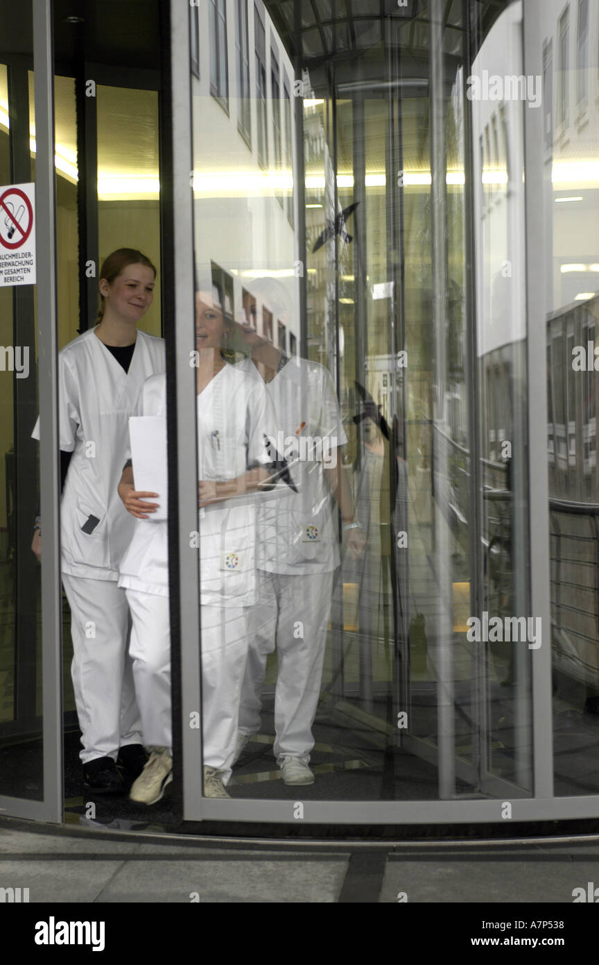 DEU Deutschland Essen Westdeutsches Herzzentrum Essen Klinik fuer Thorax und Kardiovaskulare Chirurgie Klinik fuer Kardiologie Krankenschwestern DEU Germania Essen West German Heart Center clinica per infermieri di cardiologia al lavoro WICHTIG Fotos duerfen nicht fuer Werbung PR anderer Kliniken Krankenhaeuser eingesetzt werden Foto Stock