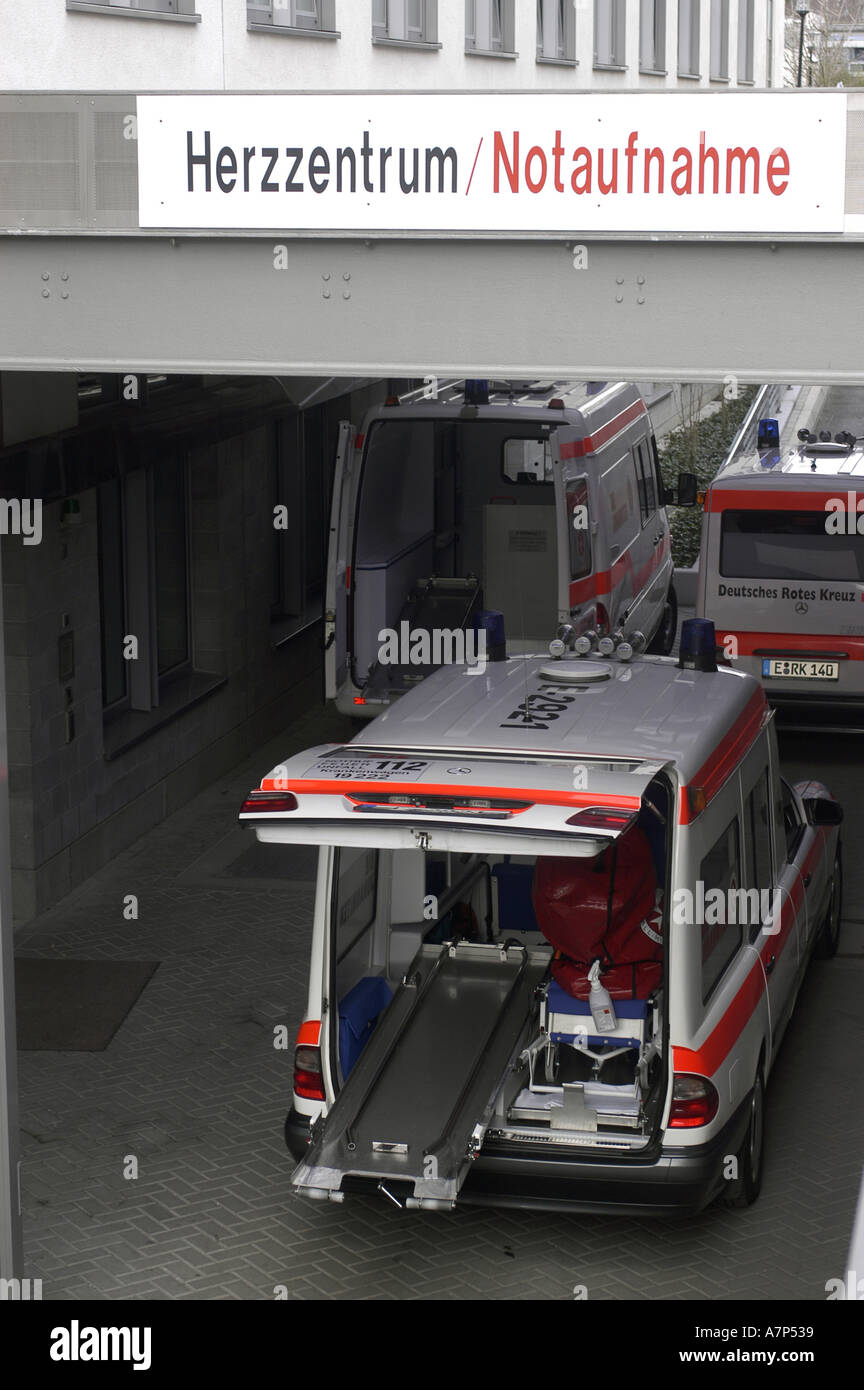 DEU Deutschland Westdeutsches Herzzentrum Essen Klinik fuer Thorax und Kardiovaskulare Chirurgie Klinik fuer Kardiologie Notaufnahme DEU Germania Ovest Centro cuore di Essen clinica per ambulanza cardiologia WICHTIG Fotos duerfen nicht fuer Werbung PR anderer Kliniken Krankenhaeuser eingesetzt werden Foto Stock