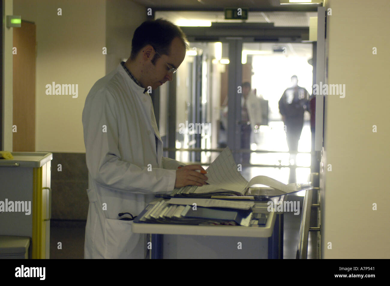 DEU Deutschland Westdeutsches Herzzentrum Essen Klinik fuer Thorax und Kardiovaskulare Chirurgie Klinik fuer Kardiologie Arzt DEU Germania Ovest Centro cuore Essen clinica per torace e chirurgia cardiovascolare e clinica per cardiologia WICHTIG Fotos duerfen nicht fuer Werbung PR anderer Kliniken Krankenhaeuser eingesetzt werden Foto Stock