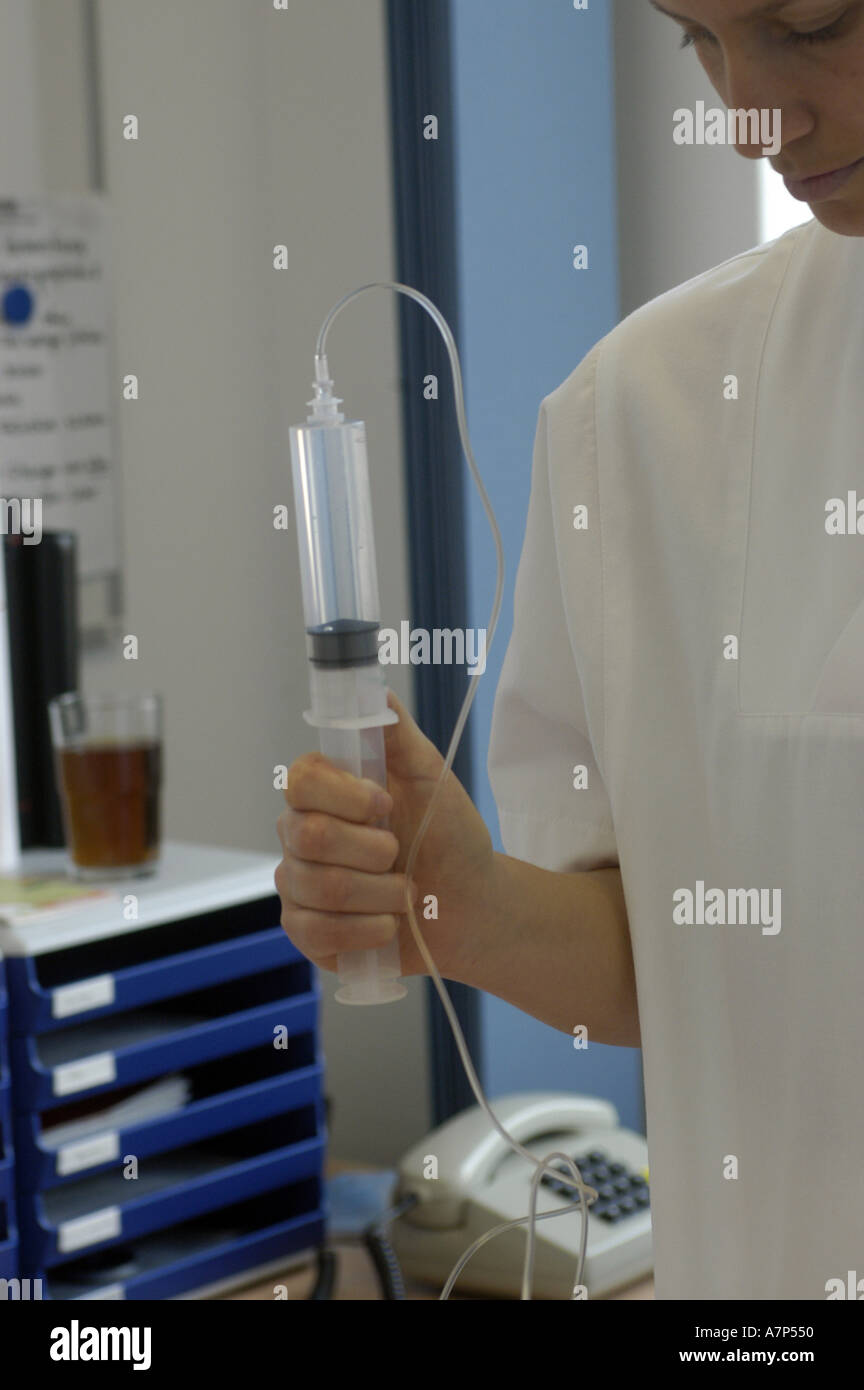 DEU Deutschland Westdeutsches Herzzentrum Essen Klinik fuer Thorax und Kardiovaskulare Chirurgie Klinik fuer Kardiologie Vorbereiten des Perfusors DEU Germania Essen Centro di cuore della Germania Ovest clinica per cardiologia infermiere prepara perfusor WICHTIG Fotos duerfen nicht fuer Werbung PR anderer Kliniken Krankenhaeuser wereingesetzt Foto Stock