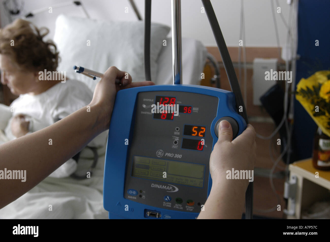 DEU Deutschland Westdeutsches Herzzentrum Essen Klinik fuer Thorax und Kardiovaskulare Chirurgie Klinik fuer Kardiologie Dinamap Blutdruckueberwachung DEU Germania Essen West German Heart Center clinica per cardiologia controllo della pressione sanguigna WICHTIG Fotos duerfen nicht fuer Werbung PR anderer Kliniken Krankenhaeuser eingesetzwerden Foto Stock
