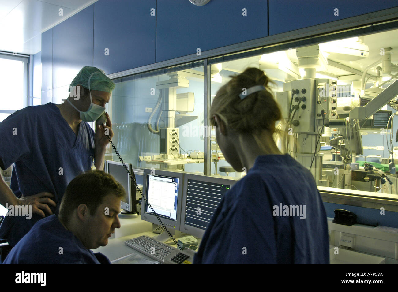 DEU Deutschland Westdeutsches Herzzentrum Essen Klinik fuer Kardiologie Hybridraum Vorbereitung eines Herzkatheters DEU Germania Essen Centro di cardiologia della Germania occidentale preparazione di una stanza ibrida per catetere intracardiaco WICHTIG Fotos duerfen nicht fuer Werbung PR anderer Kliniken Krankenhaeuser eingesetzt werden Foto Stock