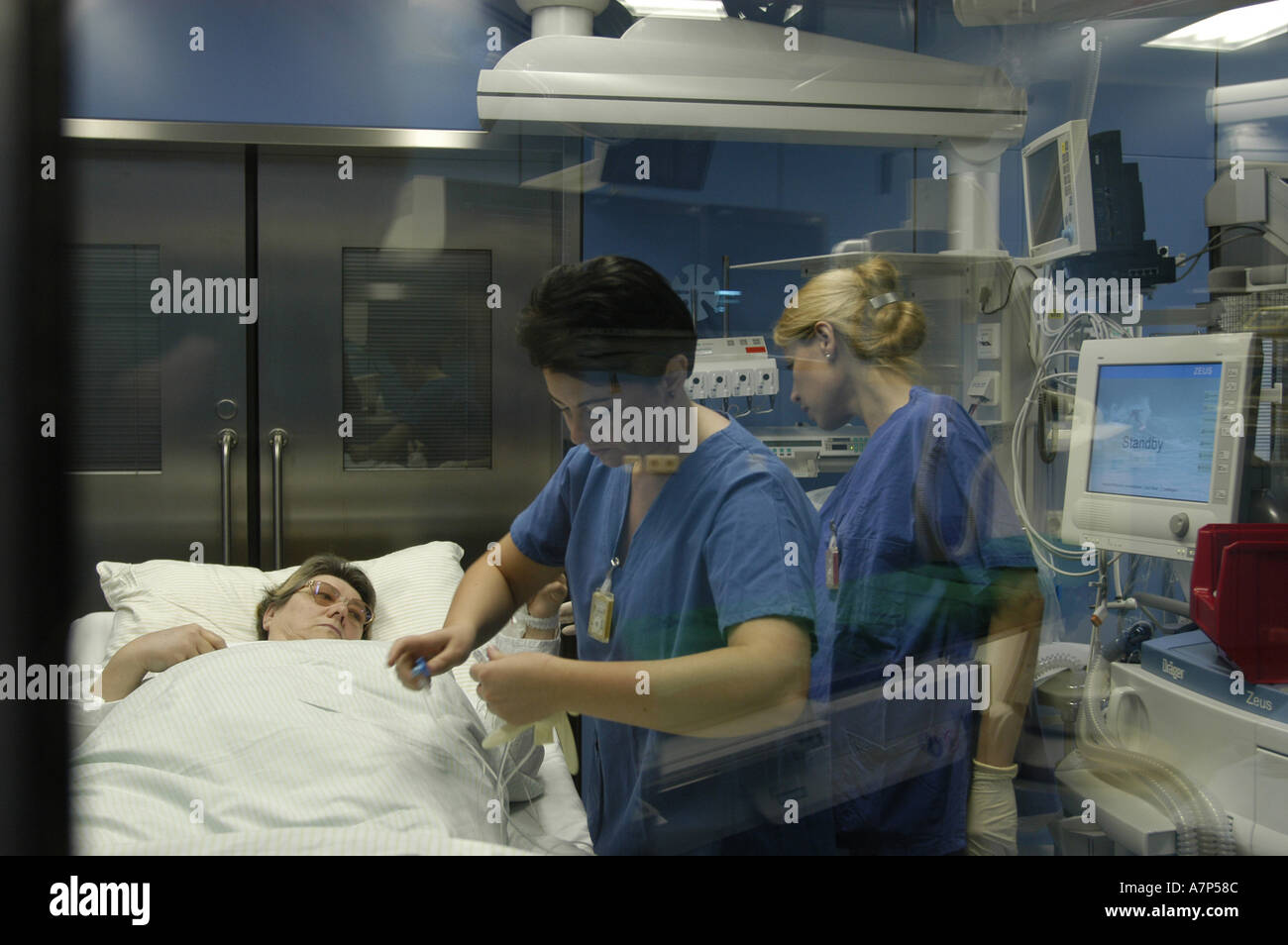 DEU Deutschland Westdeutsches Herzzentrum Essen Klinik fuer Kardiologie Hybridraum Vorbereitung eines Herzkatheters DEU Germania Essen Centro di cardiologia della Germania occidentale preparazione di una stanza ibrida per catetere intracardiaco WICHTIG Fotos duerfen nicht fuer Werbung PR anderer Kliniken Krankenhaeuser eingesetzt werden Foto Stock