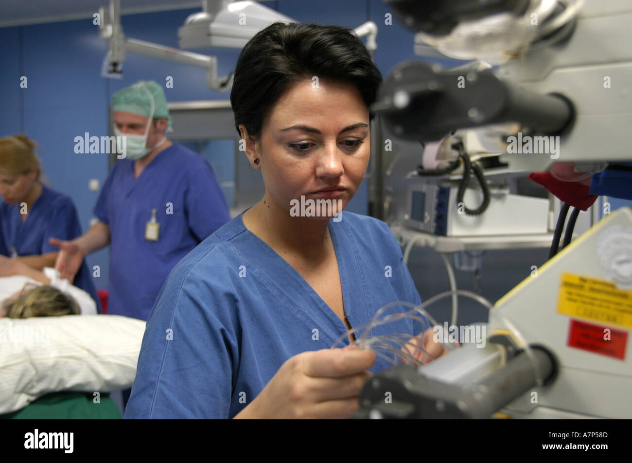 DEU Deutschland Westdeutsches Herzzentrum Essen Klinik fuer Kardiologie Hybridraum Vorbereitung eines Herzkatheters DEU Germania Essen Centro di cardiologia della Germania occidentale preparazione di una stanza ibrida per catetere intracardiaco WICHTIG Fotos duerfen nicht fuer Werbung PR anderer Kliniken Krankenhaeuser eingesetzt werden Foto Stock