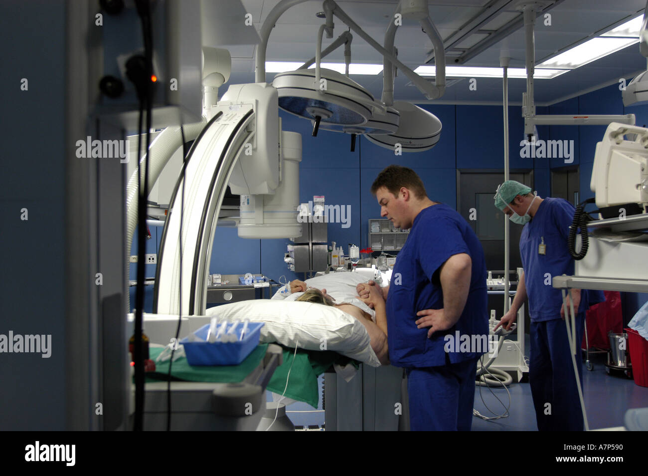 DEU Deutschland Westdeutsches Herzzentrum Essen Klinik fuer Kardiologie Hybridraum Vorbereitung eines Herzkatheters DEU Germania Essen Centro di cardiologia della Germania occidentale preparazione di una stanza ibrida per catetere intracardiaco WICHTIG Fotos duerfen nicht fuer Werbung PR anderer Kliniken Krankenhaeuser eingesetzt werden Foto Stock