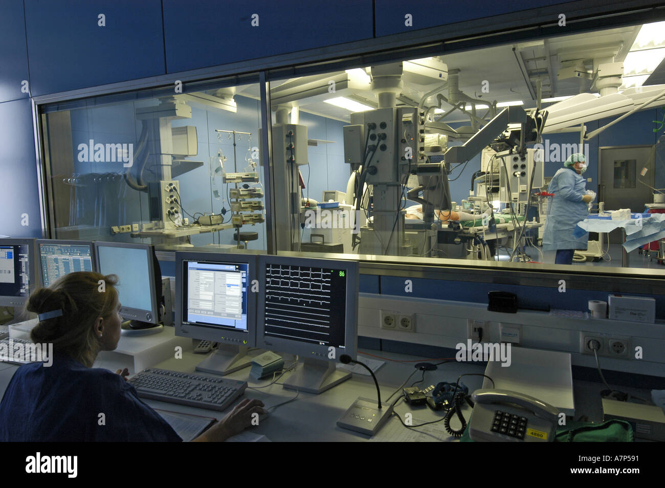 DEU Deutschland Westdeutsches Herzzentrum Essen Klinik fuer Kardiologie Hybridraum Ueberwachungsraum DEU Germania Essen Centro cardiaco della Germania Ovest clinica per cardiologia sala di supervisione ibrida WICHTIG Fotos duerfen nicht fuer Werbung PR anderer Kliniken Krankenhaeuser eingesetzt werden Foto Stock