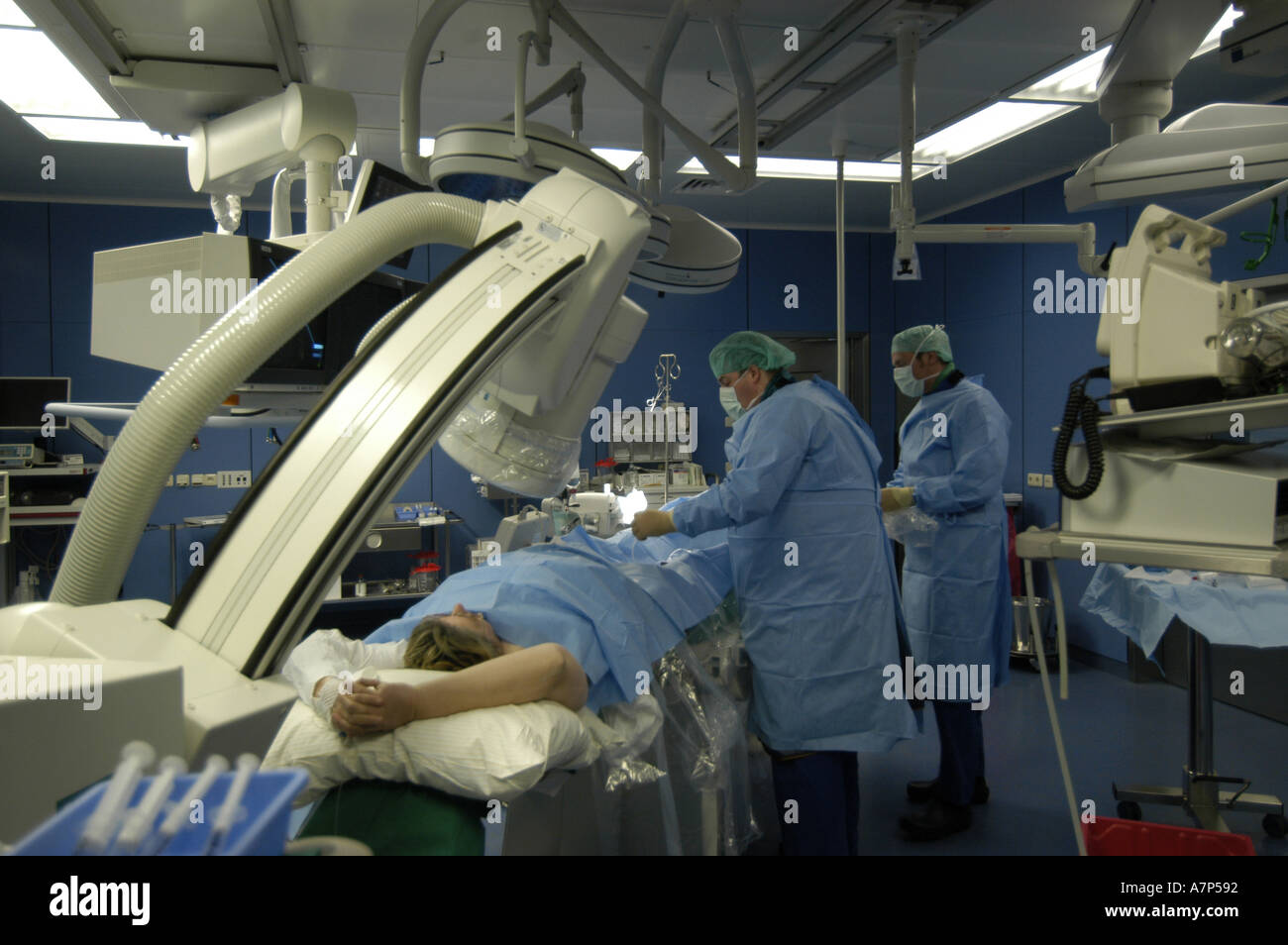 DEU Deutschland Westdeutsches Herzzentrum Essen Klinik fuer Kardiologie Hybridraum Herzkatheter Untersuchung DEU Germania Essen Centro di cuore della Germania occidentale clinica per cardiologia esame catetere intracardiaco in camera ibrida WICHTIG Fotos duerfen nicht fuer Werbung PR anderer Kliniken Krankenhaeuser eingesetzt werden Foto Stock