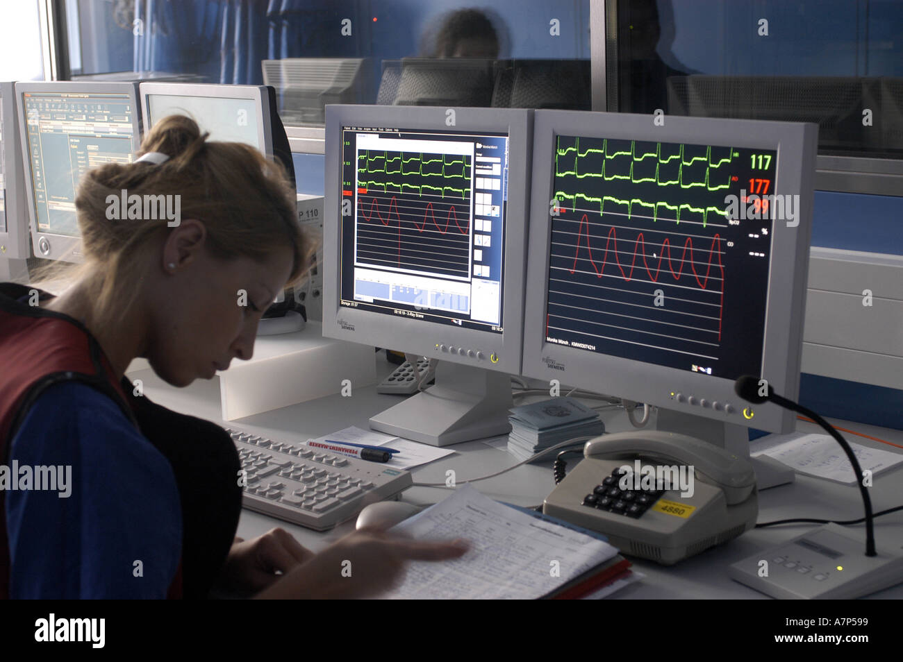DEU Deutschland Westdeutsches Herzzentrum Essen Klinik fuer Kardiologie Ueberwachungsraum DEU Germania Essen Centro di cuore della Germania Ovest clinica per la supervisione cardiologica WICHTIG Fotos duerfen nicht fuer Werbung PR anderer Kliniken Krankenhaeuser eingesetzt werden Foto Stock