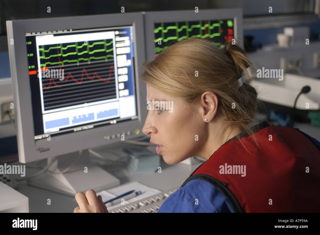 DEU Deutschland Westdeutsches Herzzentrum Essen Klinik fuer Kardiologie Ueberwachungsraum DEU Germania Essen Centro di cuore della Germania Ovest clinica per la supervisione cardiologica WICHTIG Fotos duerfen nicht fuer Werbung PR anderer Kliniken Krankenhaeuser eingesetzt werden Foto Stock