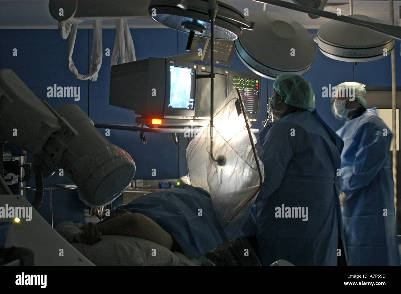 DEU Deutschland Westdeutsches Herzzentrum Essen Klinik fuer Kardiologie Hybridraum Herzkatheter Untersuchung DEU Germania Essen Centro di cuore della Germania occidentale clinica per cardiologia esame catetere intracardiaco in camera ibrida WICHTIG Fotos duerfen nicht fuer Werbung PR anderer Kliniken Krankenhaeuser eingesetzt werden Foto Stock