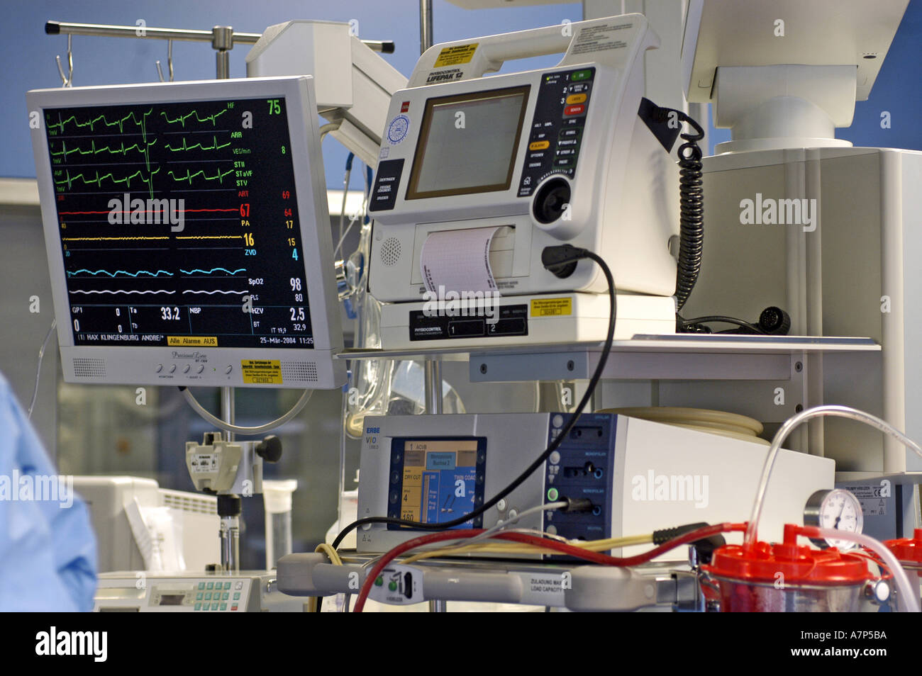 DEU Deutschland Westdeutsches Herzzentrum Essen Klinik fuer Thorax und Kardiovaskulare Chirurgie Geraeteampel DEU Germania Essen Centro di cuore della Germania Ovest clinica per torace e chirurgia cardiovascolare rianimazione cardiopolmonare WICHTIG Fotos duerfen nicht fuer Werbung PR anderer Kliniken Krankenhaeuser eingesetzt werden Foto Stock