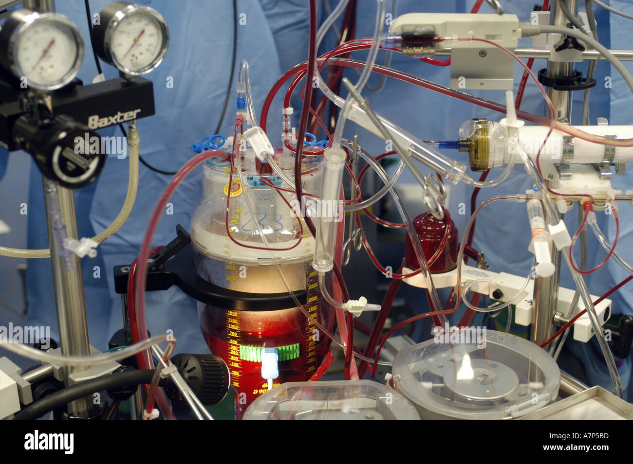 DEU Deutschland Westdeutsches Herzzentrum Essen Klinik fuer Thorax und Kardiovaskulare Chirurgie Herz Lungen Maschine DEU Germania Essen Centro di cuore della Germania Ovest clinica per torace e chirurgia cardiovascolare rianimazione cardiopolmonare WICHTIG Fotos duerfen nicht fuer Werbung PR anderer Kliniken Krankenhaeuser eingesetzt werden Foto Stock