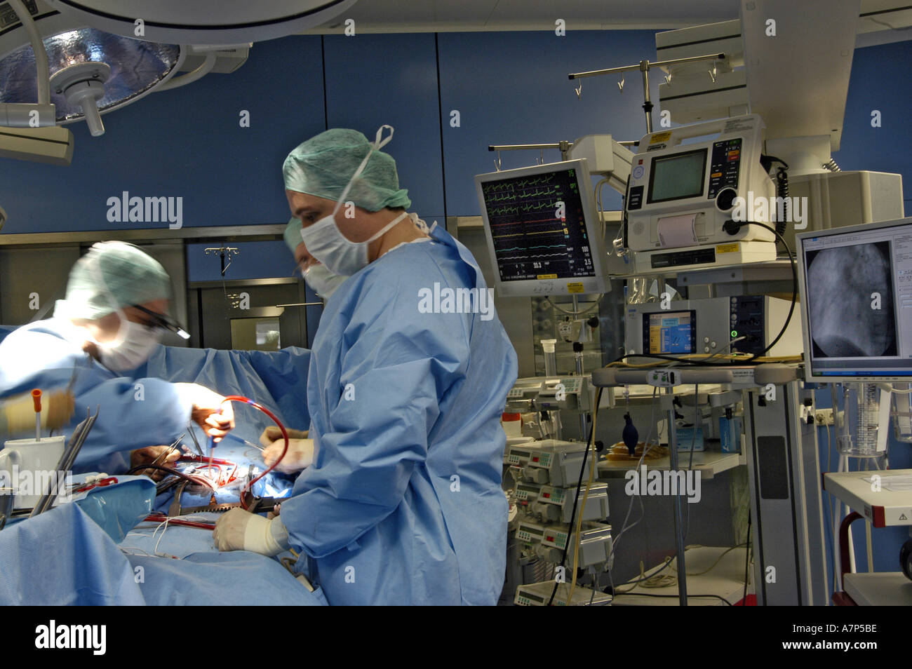 DEU Deutschland Westdeutsches Herzzentrum Essen Klinik fuer Thorax und Kardiovaskulare Chirurgie Geraeteampel DEU Germania Essen Centro di cuore della Germania Ovest clinica per torace e chirurgia cardiovascolare rianimazione cardiopolmonare WICHTIG Fotos duerfen nicht fuer Werbung PR anderer Kliniken Krankenhaeuser eingesetzt werden Foto Stock