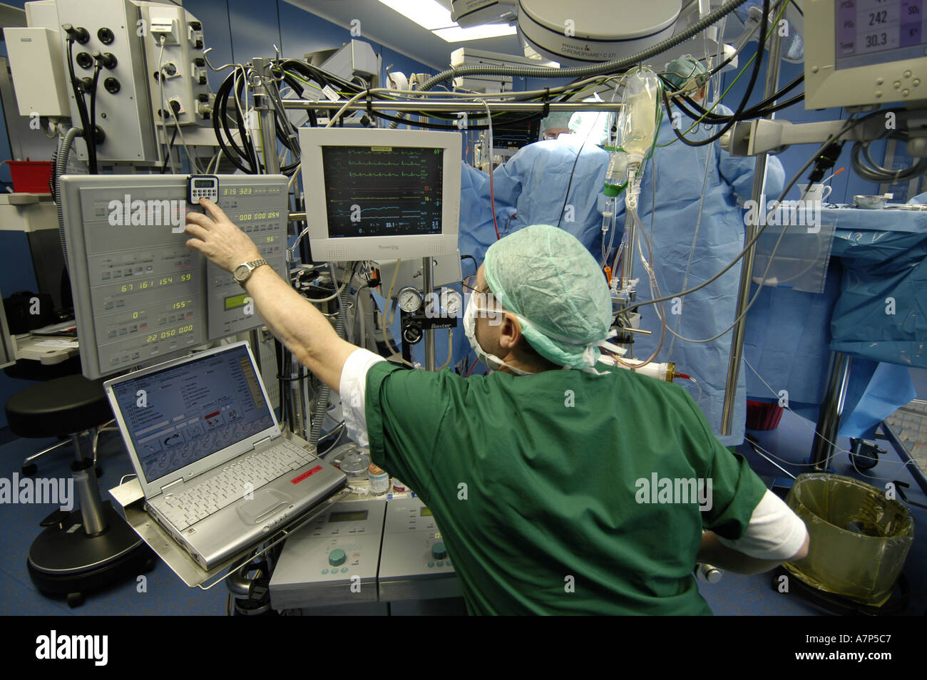 DEU Deutschland Westdeutsches Herzzentrum Essen Klinik fuer Thorax und Kardiovaskulare Chirurgie Herz Lungen Maschine DEU Germania Essen Centro di cuore della Germania Ovest clinica per torace e chirurgia cardiovascolare rianimazione cardiopolmonare WICHTIG Fotos duerfen nicht fuer Werbung PR anderer Kliniken Krankenhaeuser eingesetzt werden Foto Stock