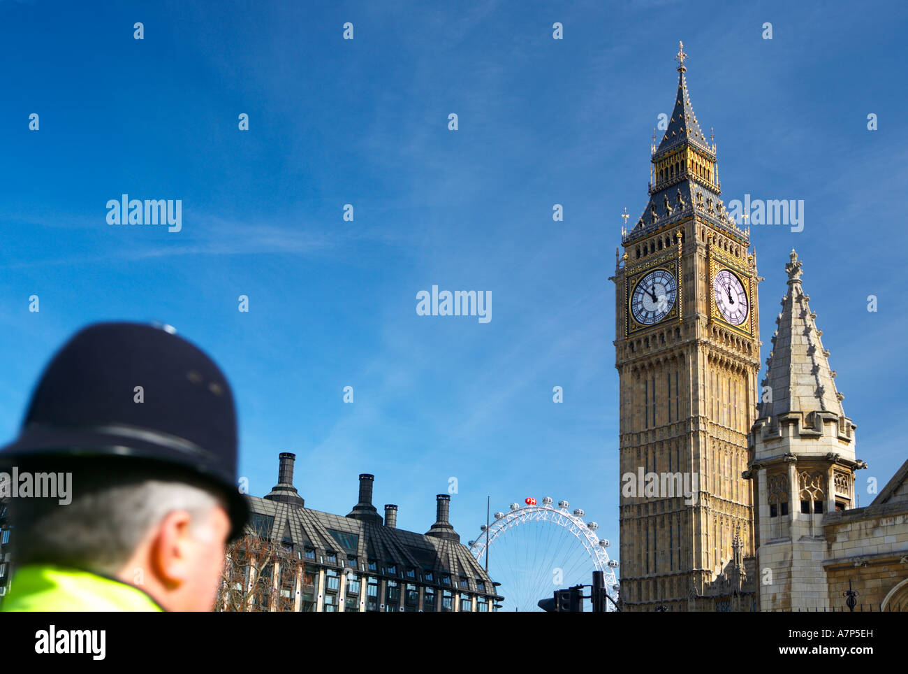 Poliziotto rivolta verso il Big Ben da Piazza del Parlamento SW1 nella città di Londra Inghilterra Regno Unito 16 03 2007 Foto Stock