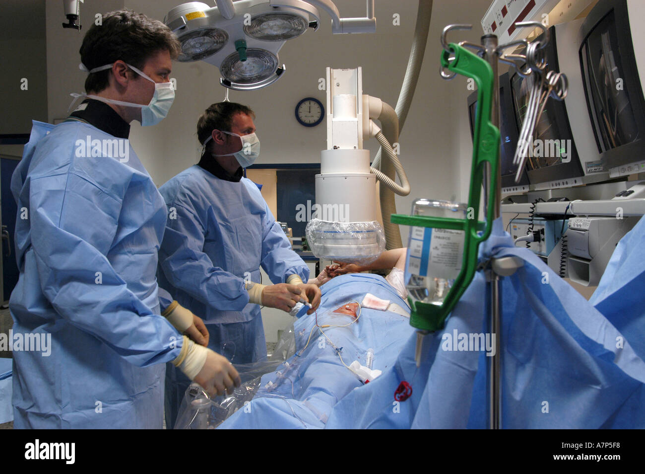 DEU Deutschland Westdeutsches Herzzentrum Essen Klinik fuer Kardiologie Hybridraum Herzkatheter Untersuchung DEU Germania Essen Centro di cuore della Germania occidentale clinica per cardiologia esame catetere intracardiaco in camera ibrida WICHTIG Fotos duerfen nicht fuer Werbung PR anderer Kliniken Krankenhaeuser eingesetzt werden Foto Stock