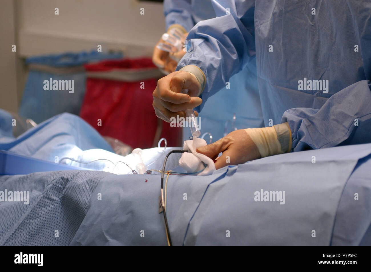 DEU Deutschland Westdeutsches Herzzentrum Essen Klinik fuer Kardiologie Hybridraum Herzkatheter Untersuchung DEU Germania Essen Centro di cuore della Germania occidentale clinica per cardiologia esame catetere intracardiaco in camera ibrida WICHTIG Fotos duerfen nicht fuer Werbung PR anderer Kliniken Krankenhaeuser eingesetzt werden Foto Stock