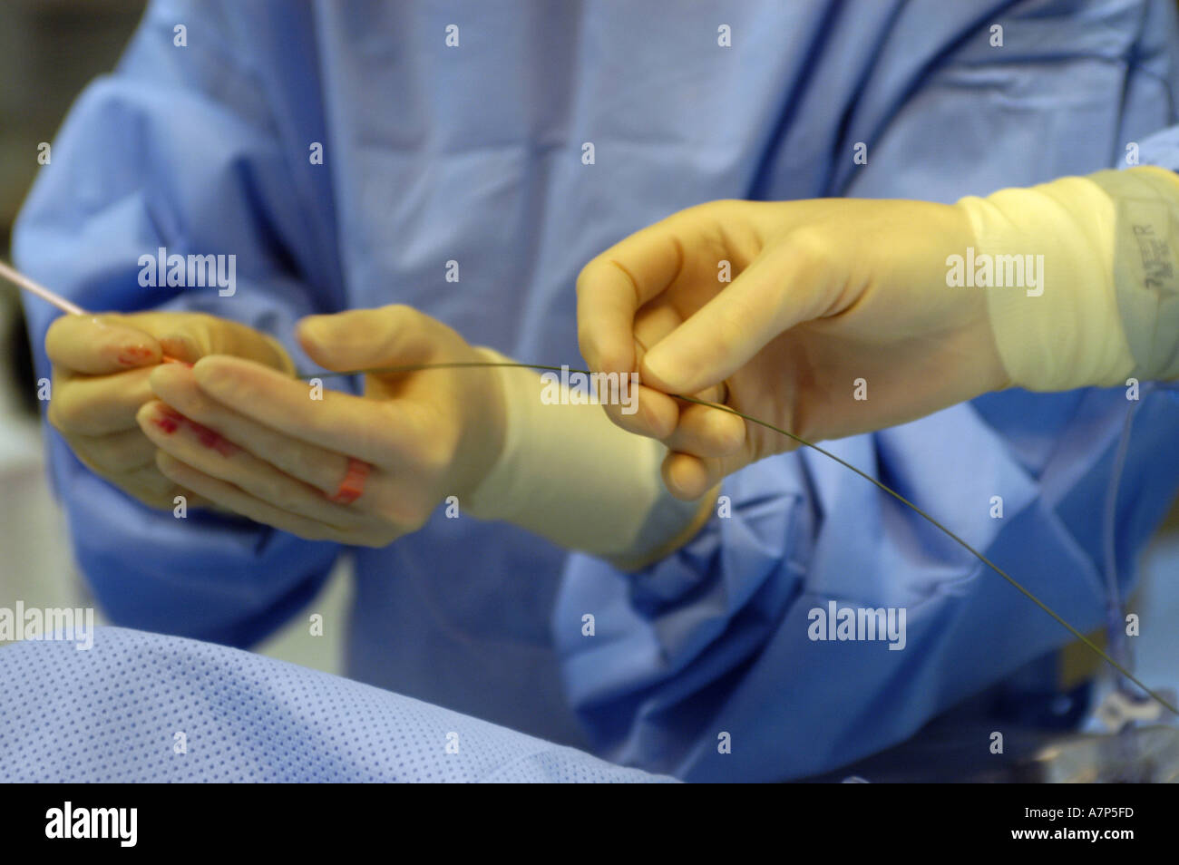 DEU Deutschland Westdeutsches Herzzentrum Essen Klinik fuer Kardiologie Hybridraum Herzkatheter Untersuchung DEU Germania Essen Centro di cuore della Germania occidentale clinica per cardiologia esame catetere intracardiaco in camera ibrida WICHTIG Fotos duerfen nicht fuer Werbung PR anderer Kliniken Krankenhaeuser eingesetzt werden Foto Stock