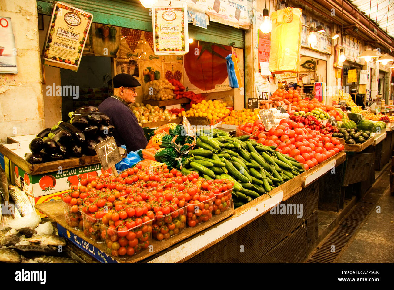 La frutta e la verdura in stallo mehane yehuda market Gerusalemme Israele Foto Stock