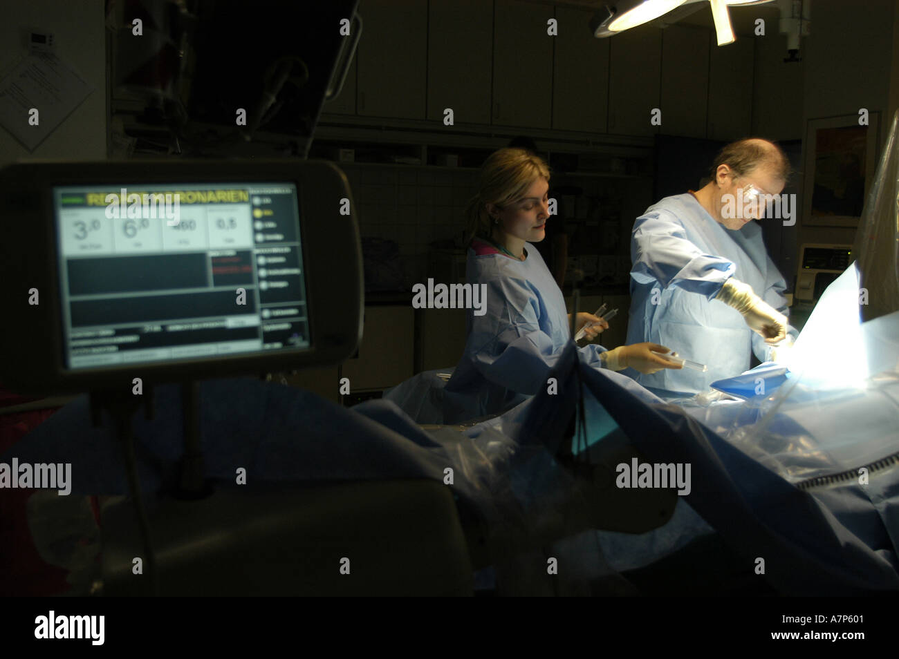 DEU Deutschland Westdeutsches Herzzentrum Essen Klinik fuer Kardiologie Hybridraum Herzkatheter Untersuchung durch Klinik Direktor Professor Dr med Raimund Erbel DEU Germania Essen Centro di cuore della Germania occidentale clinica per cardiologia catetere intracardiaco camera ibrida esame a capo della clinica Professor Dr med Raimund Erbel WICHTIG Fotos duerfen nicht fuer Werbenhenkwert Klinererfen Klinertung Foto Stock