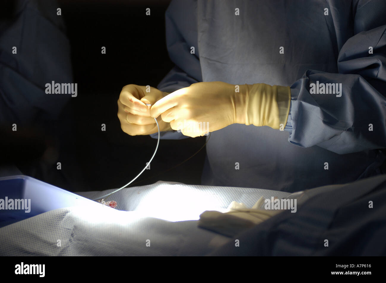 DEU Deutschland Westdeutsches Herzzentrum Essen Klinik fuer Kardiologie Hybridraum Herzkatheter Untersuchung DEU Germania Essen Centro di cuore della Germania occidentale clinica per cardiologia esame catetere intracardiaco in camera ibrida WICHTIG Fotos duerfen nicht fuer Werbung PR anderer Kliniken Krankenhaeuser eingesetzt werden Foto Stock