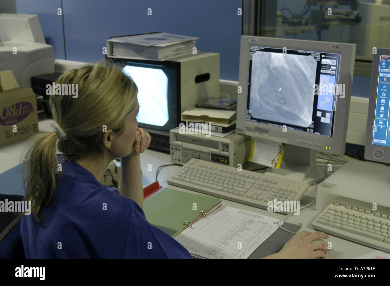 DEU Deutschland Westdeutsches Herzzentrum Essen Klinik fuer Kardiologie Hybridraum DEU Germania Essen Centro di cardiologia della Germania Ovest clinica per la cardiologia HYBRID room WICHTIG Fotos duerfen nicht fuer Werbung PR anderer Kliniken Krankenhaeuser eingesetzt werden Foto Stock