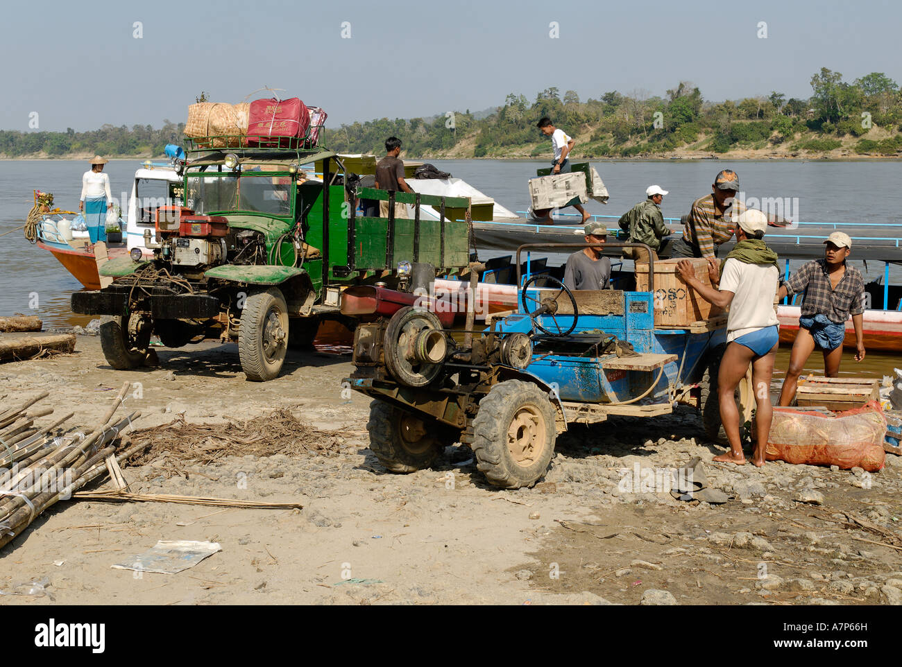 Alte Fahrzeuge am Ufer des Irrawaddy Myanmar i vecchi veicoli sulle rive del fiume Irrawaddy in Myanmar Foto Stock