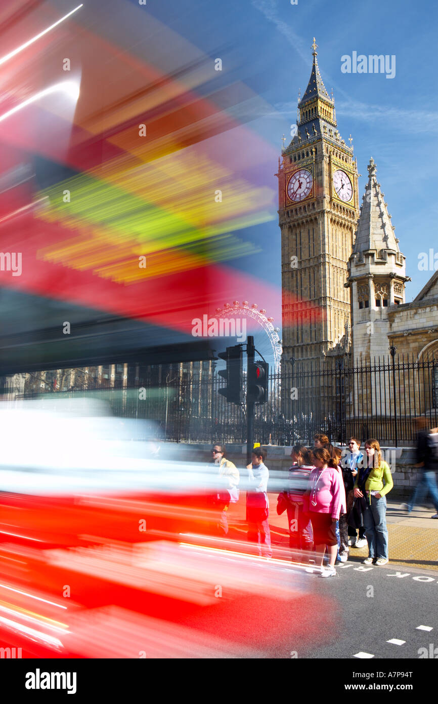 Bus rosso a due piani velocizzando il passato Big Ben a Piazza del Parlamento SW1 nella città di Londra Inghilterra REGNO UNITO Foto Stock