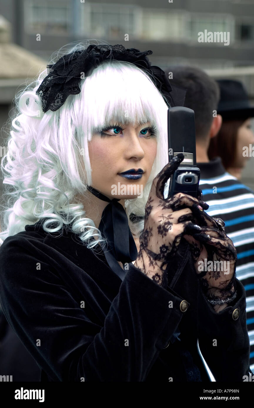 Tokyo Giappone Harajuku hipsters cosu purei vestito in costume espressione di giovanili cellulare telefono cellulare Foto Stock