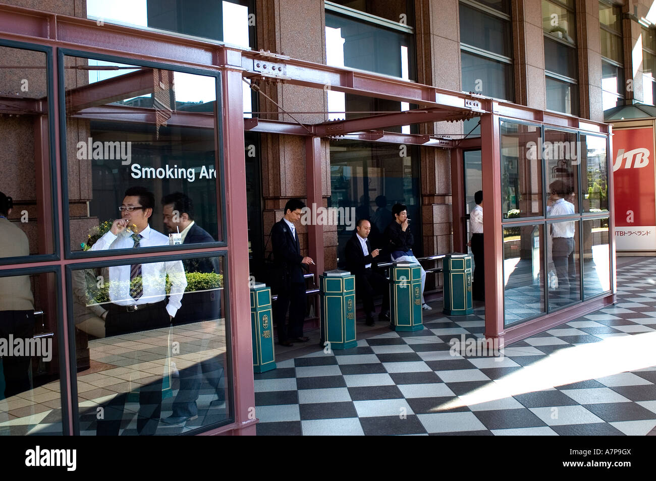 Ebisu Garden Place maschi fuma sigarette in una determinata area esterna Foto Stock