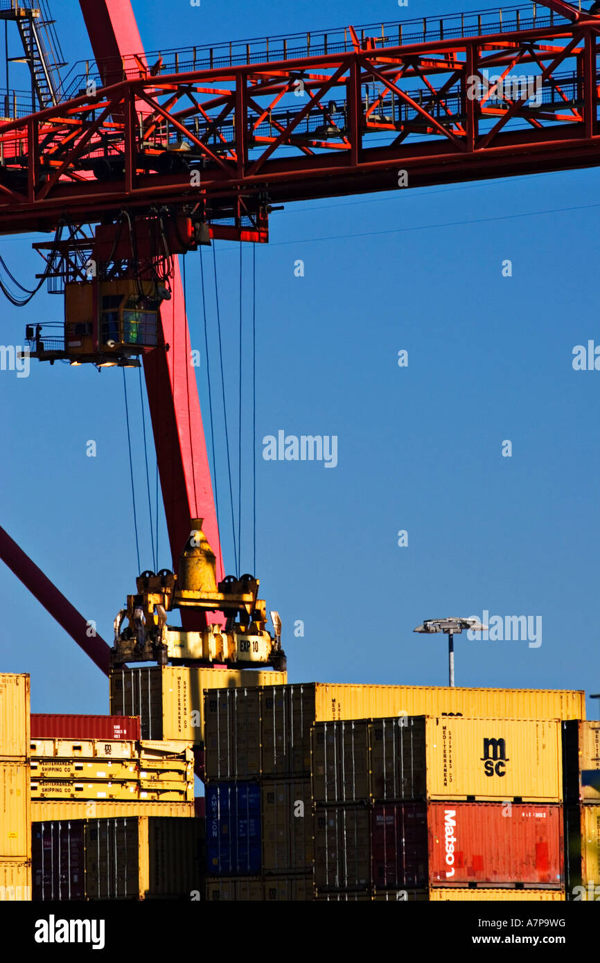 Industria di spedizione / una nave portacontainer scarica il suo container nel porto di Melbourne' Melbourne Victoria Australia. Foto Stock