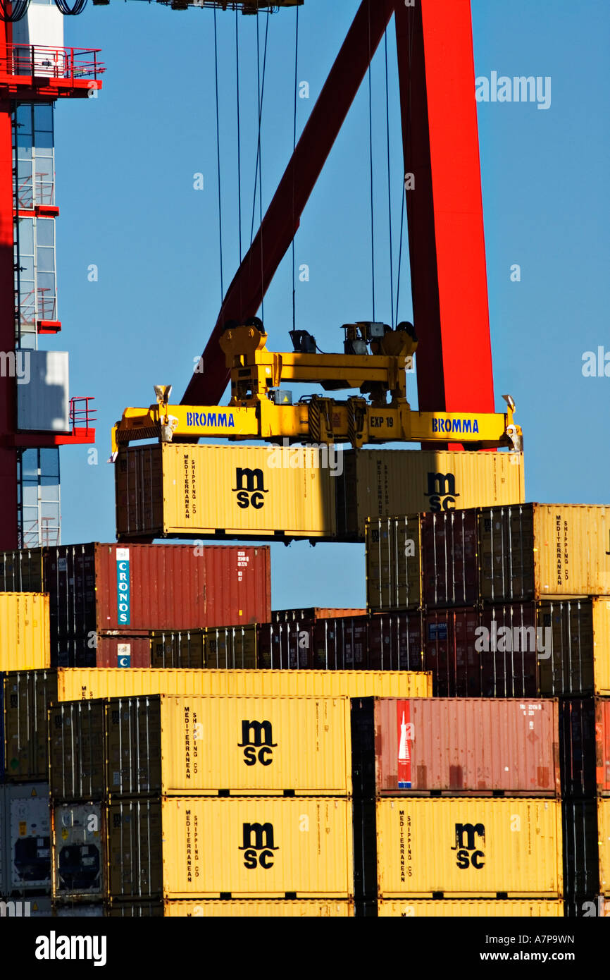 Industria di spedizione / una nave portacontainer scarica il suo container nel porto di Melbourne' Melbourne Victoria Australia. Foto Stock