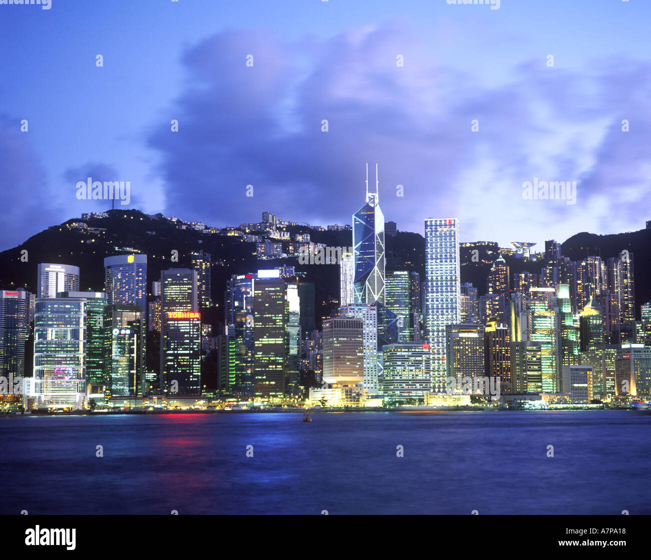 Skyline di Hong Kong e del porto di Victoria al crepuscolo Foto Stock