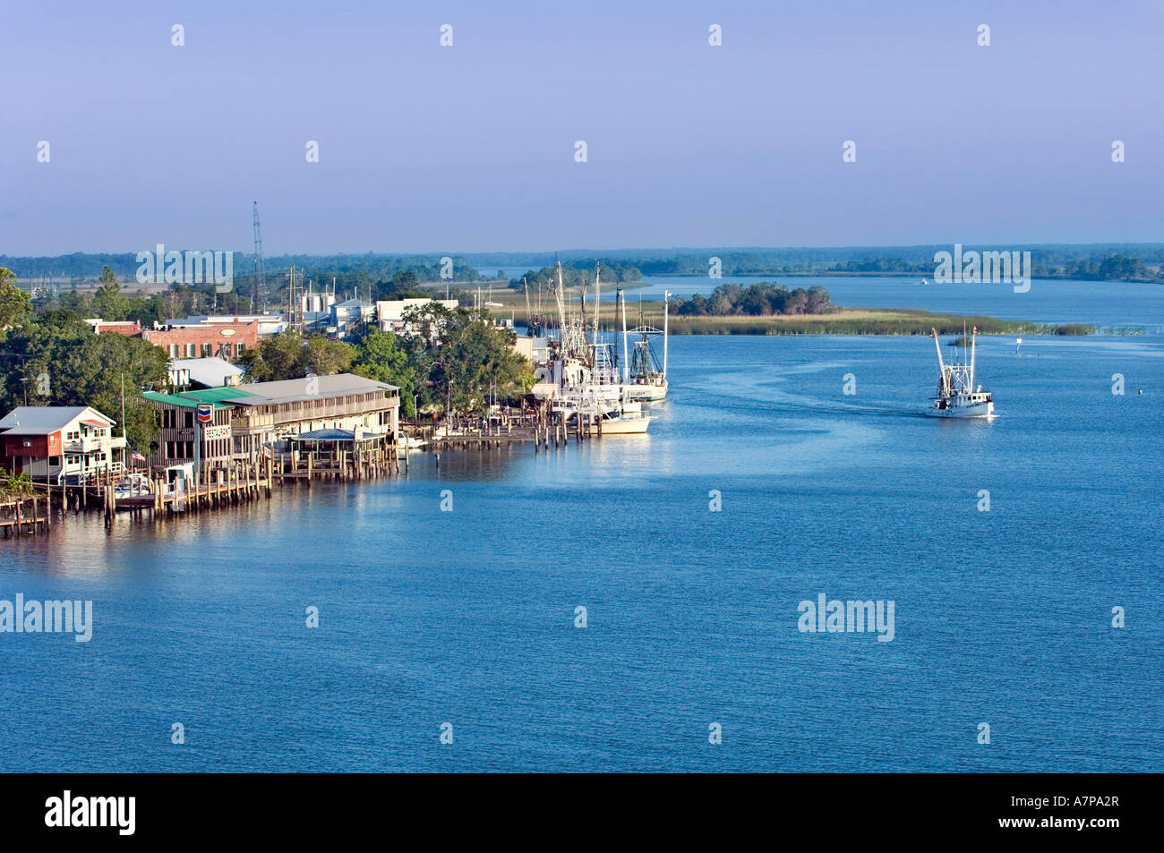 Barca da gamberetti, Apalachicola River in Apalachicola, della Florida Panhandle, STATI UNITI D'AMERICA Foto Stock