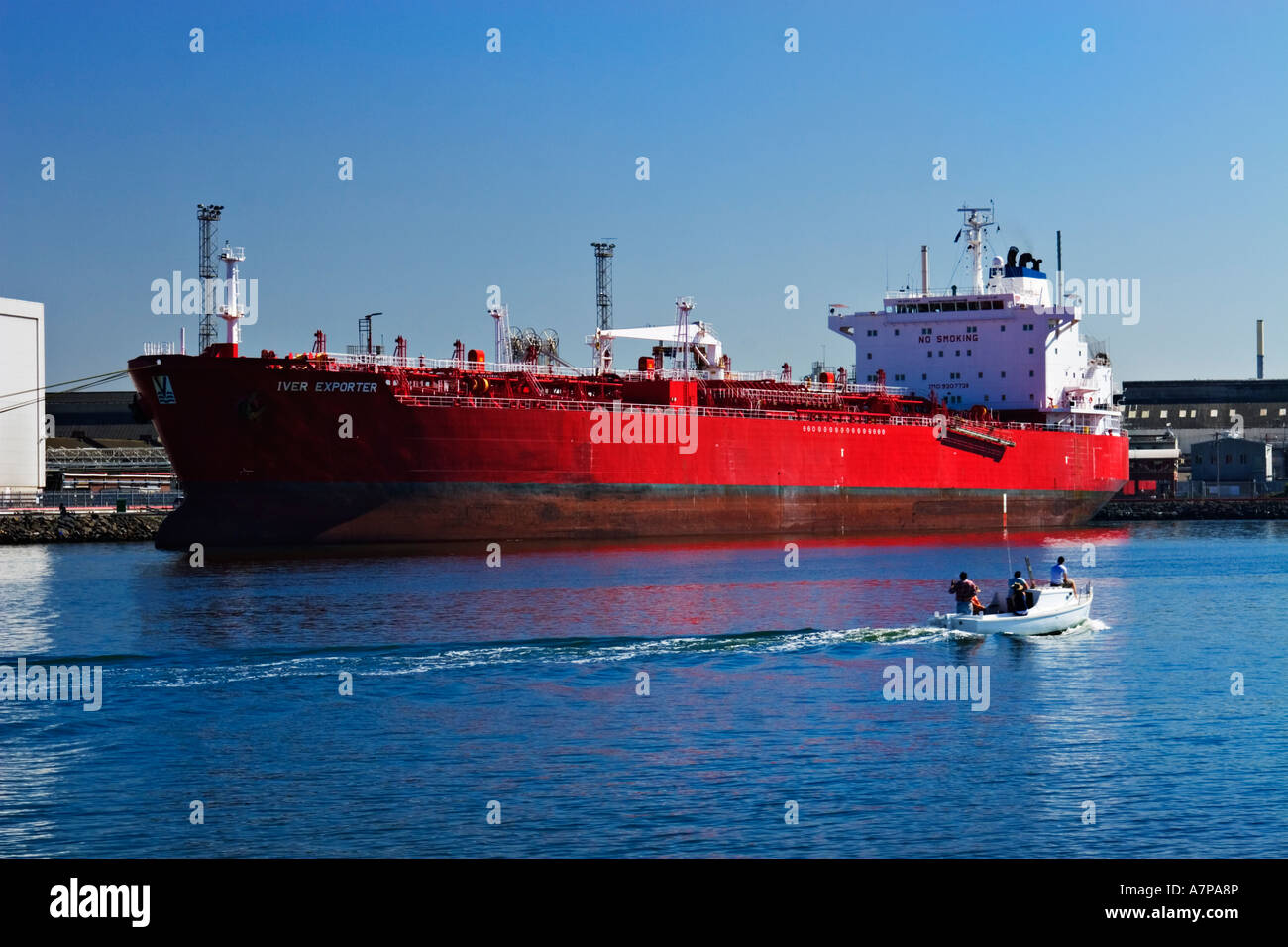 Industria di spedizione / una petroliera di petrolio è ormeggiata nel porto di Melbourne Australia Foto Stock