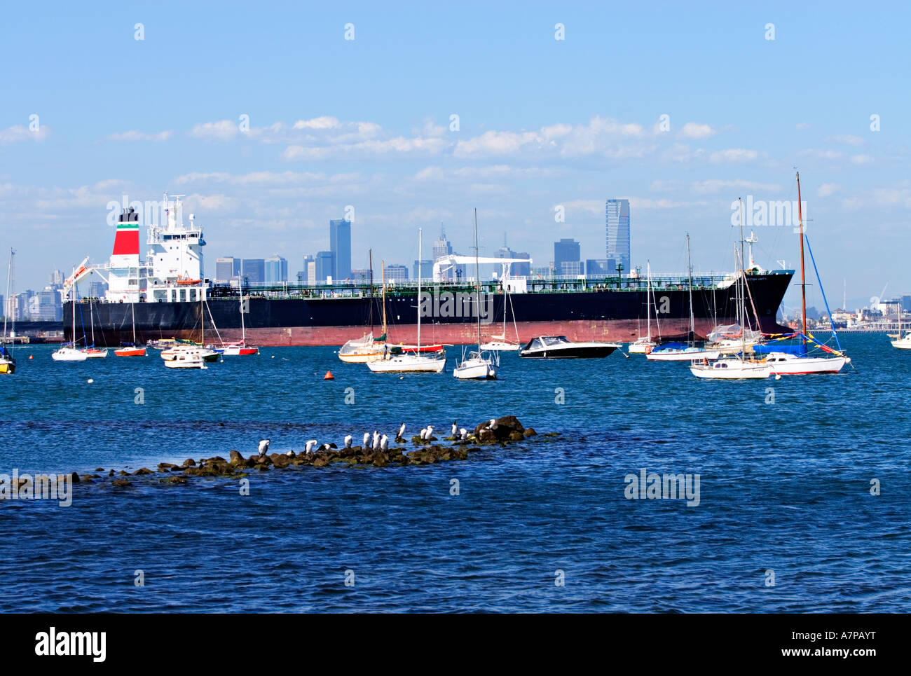 Industria di spedizione / una petroliera di petrolio si allontana dal porto di Melbourne' Melbourne Victoria Australia. Foto Stock