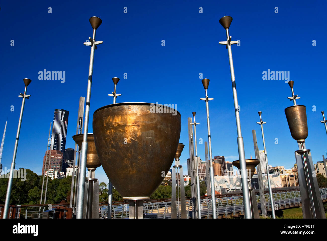 Melbourne Cityscape / con la "federazione campane' visto da 'Birrarung Marr Park' Melbourne Victoria Australia. Foto Stock