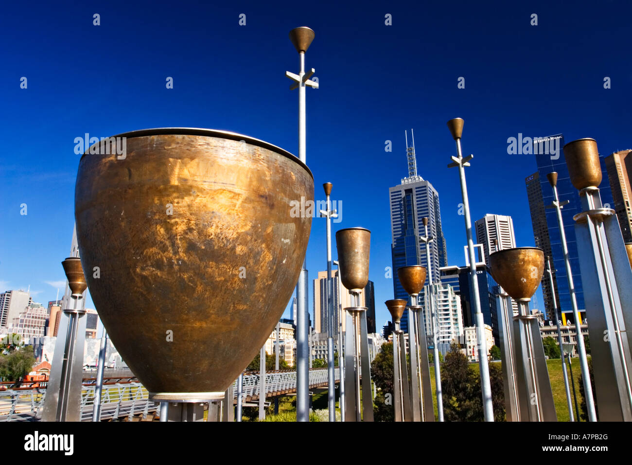 Melbourne Cityscape / con la "federazione campane' visto da 'Birrarung Marr Park' Melbourne Victoria Australia. Foto Stock