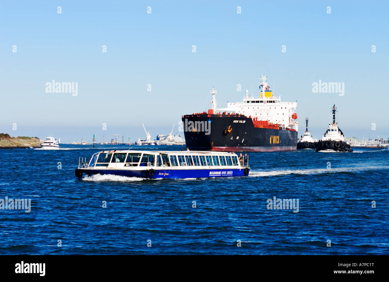 Industria di spedizione / un petrolio nave cisterna è in entrata.Il Porto di Melbourne in Australia. Foto Stock