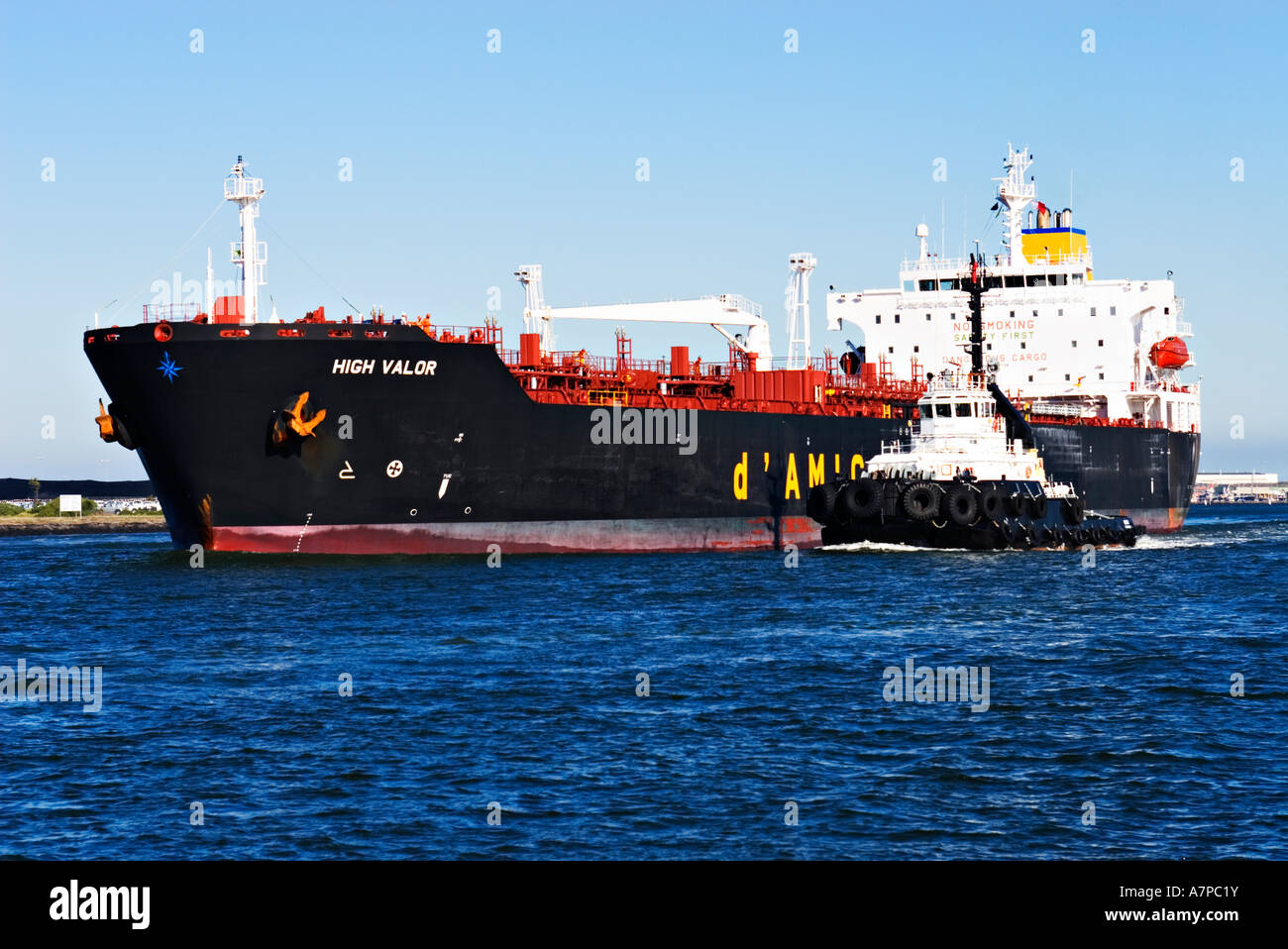 Industria di spedizione / un petrolio Nave cisterna e assistendo rimorchiatore.Melbourne Victoria Australia. Foto Stock