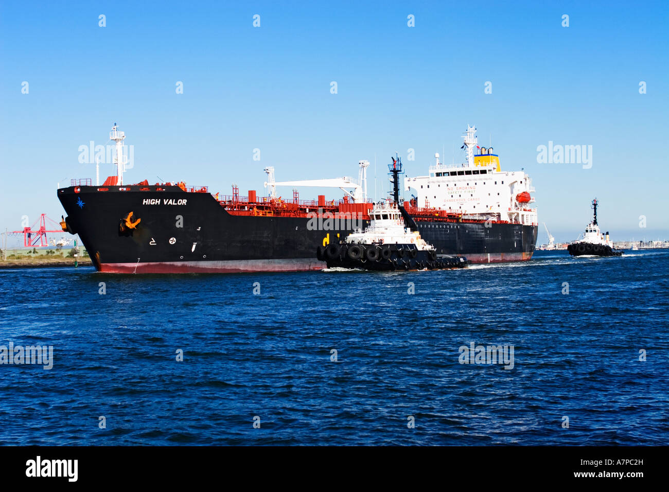 Industria di spedizione / petroliera di petrolio e rimorchiatori in assist.Porto di Melbourne in Australia. Foto Stock