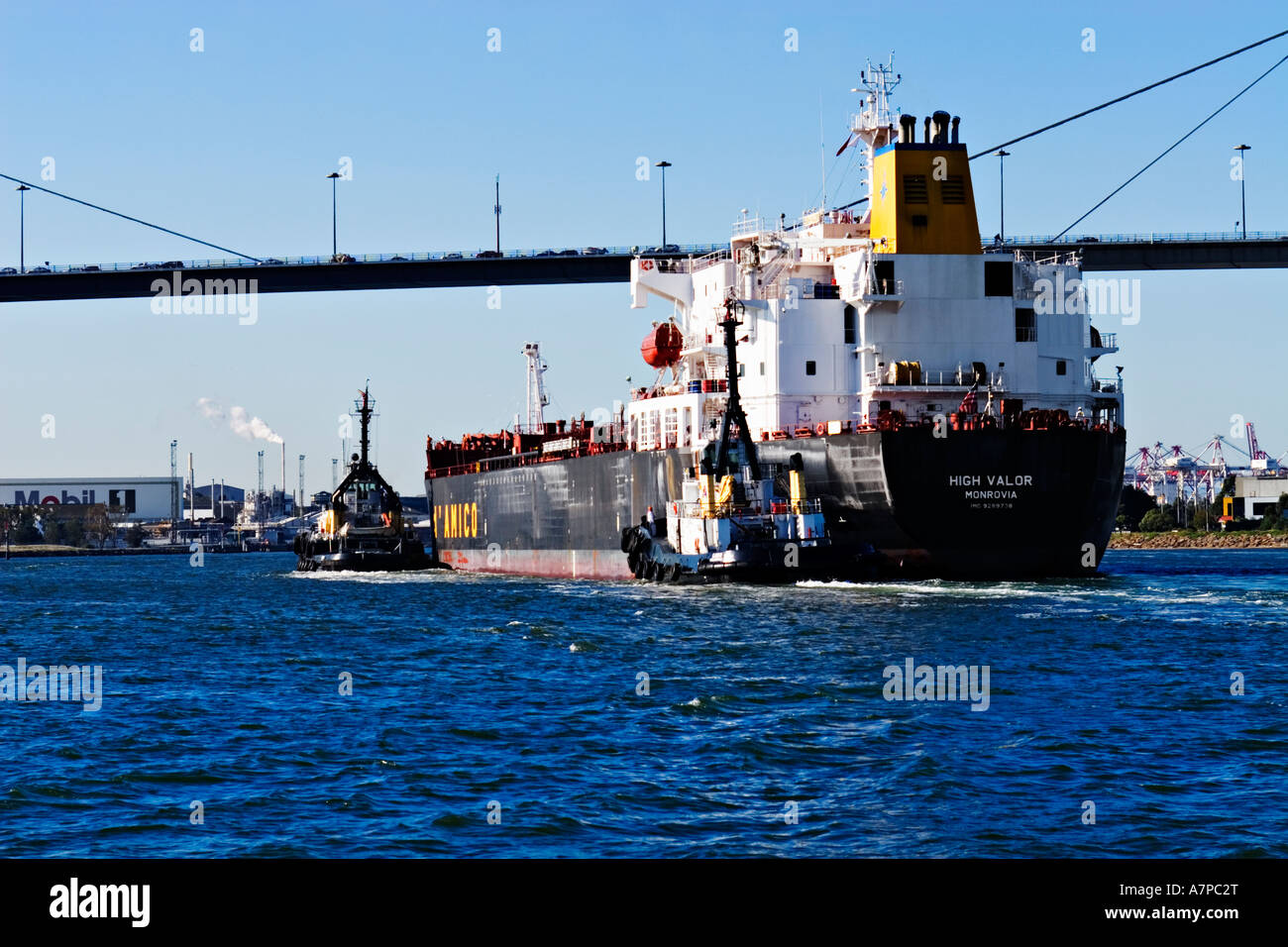 Industria di spedizione / petroliera di petrolio e rimorchiatori in assist.Porto di Melbourne in Australia. Foto Stock