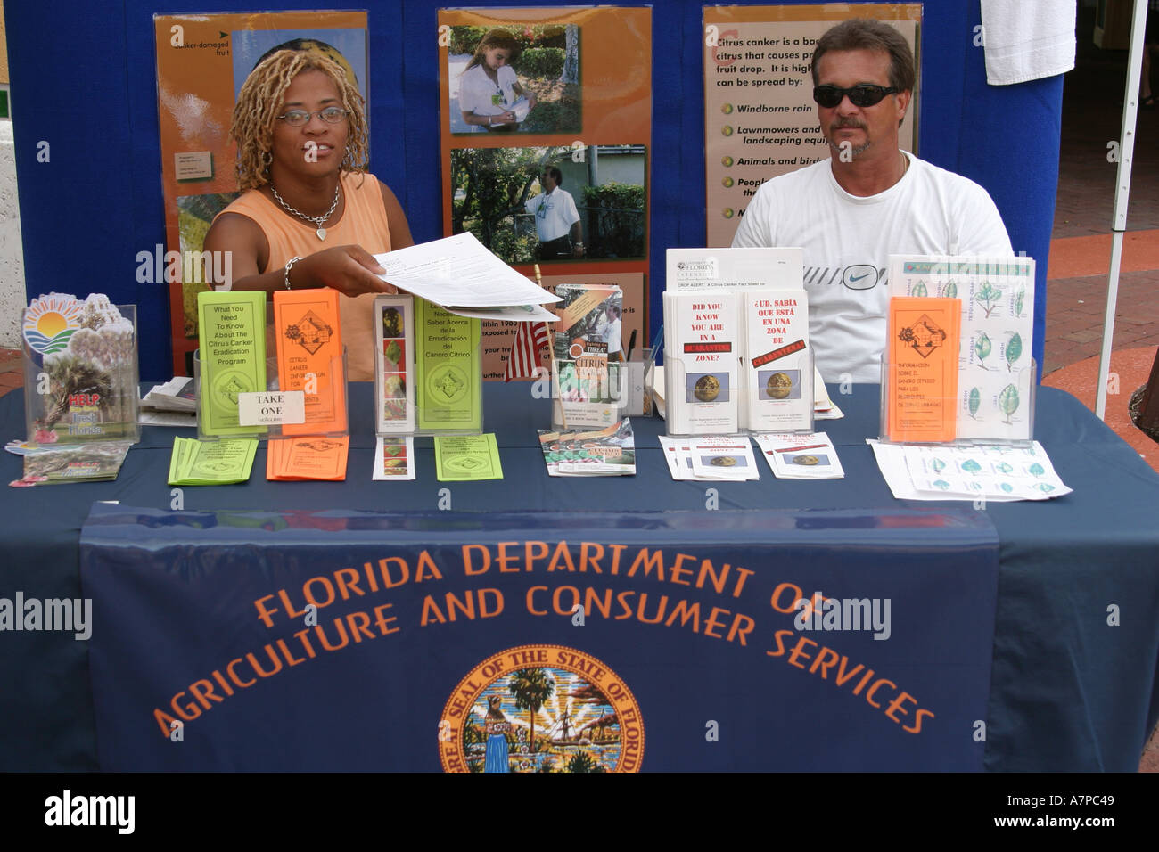 Ft. Fort Lauderdale Florida, Dipartimento Florida dei servizi agricoli e dei consumatori, stand informazioni, brochure cartelle opuscoli opuscolo opuscolo Foto Stock