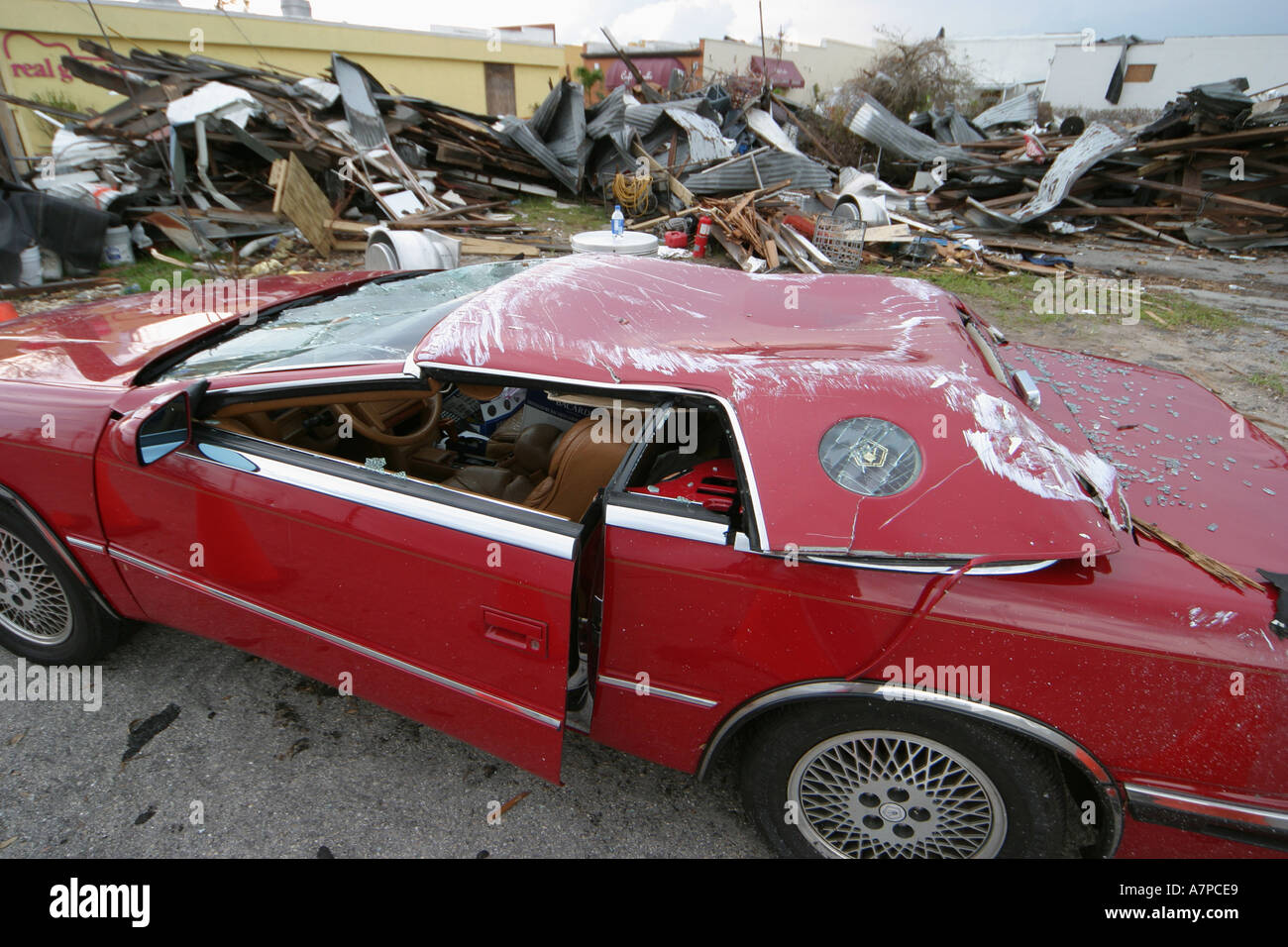 Florida Charlotte County, Punta Gorda, meteo, uragano Charley danni, tempo, vento distruzione, auto rossa, tetto schiacciato, FL0823040031 Foto Stock