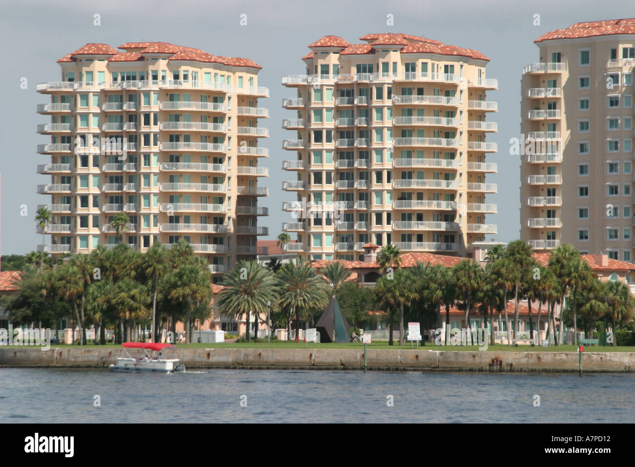 Florida Pinellas County, St. Petersburg,Tampa Bay Water Inlet,condominiums fronte mare,residenze,immobiliare,affitti,investimenti,grattacieli di alta altezza Foto Stock